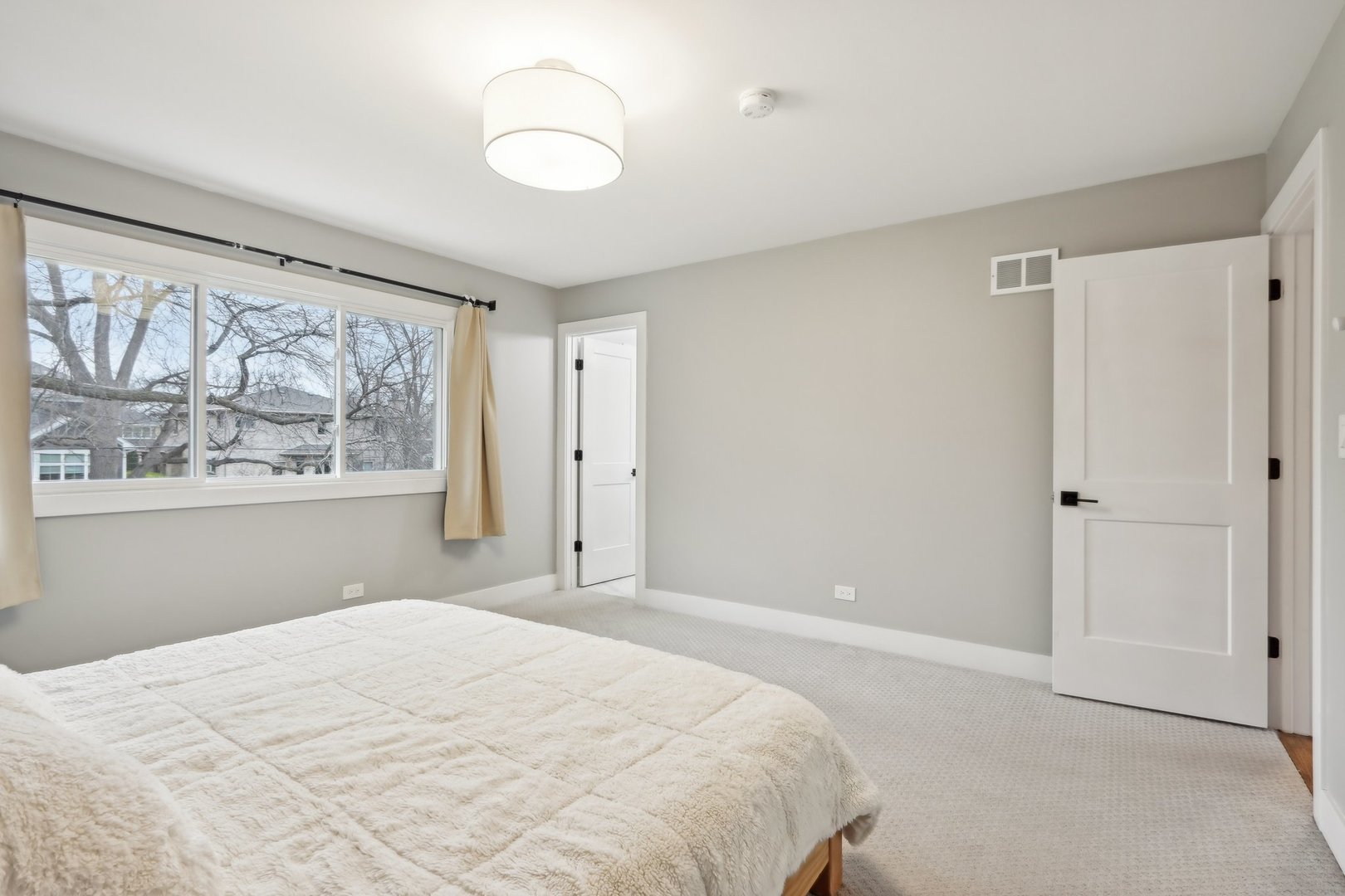 2542 Woodlawn Road Northbrook, IL 60062 - Photo 16 of 38 a bedroom with a large bed and a window