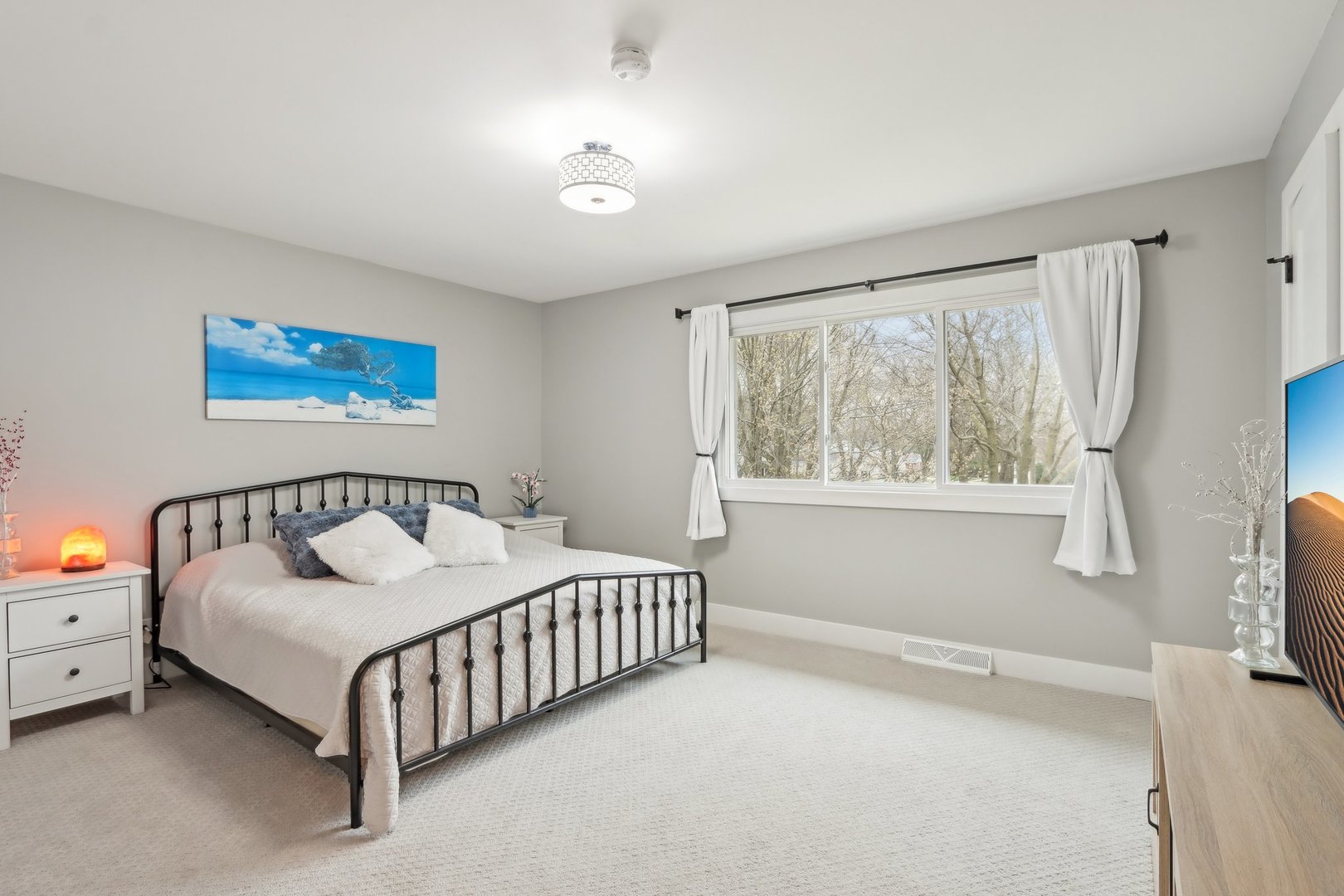 2542 Woodlawn Road Northbrook, IL 60062 - Photo 18 of 38 a bedroom with a bed and a window