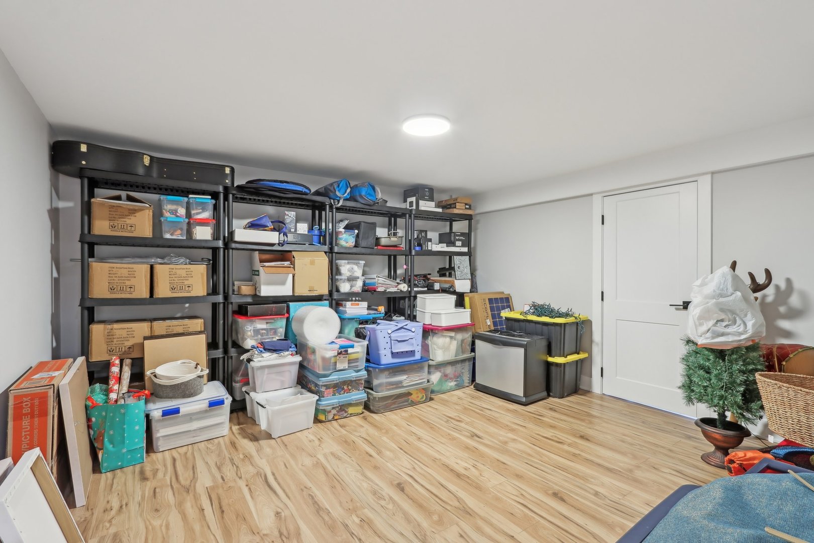2542 Woodlawn Road Northbrook, IL 60062 - Photo 27 of 38 a bedroom with furniture and a book shelf