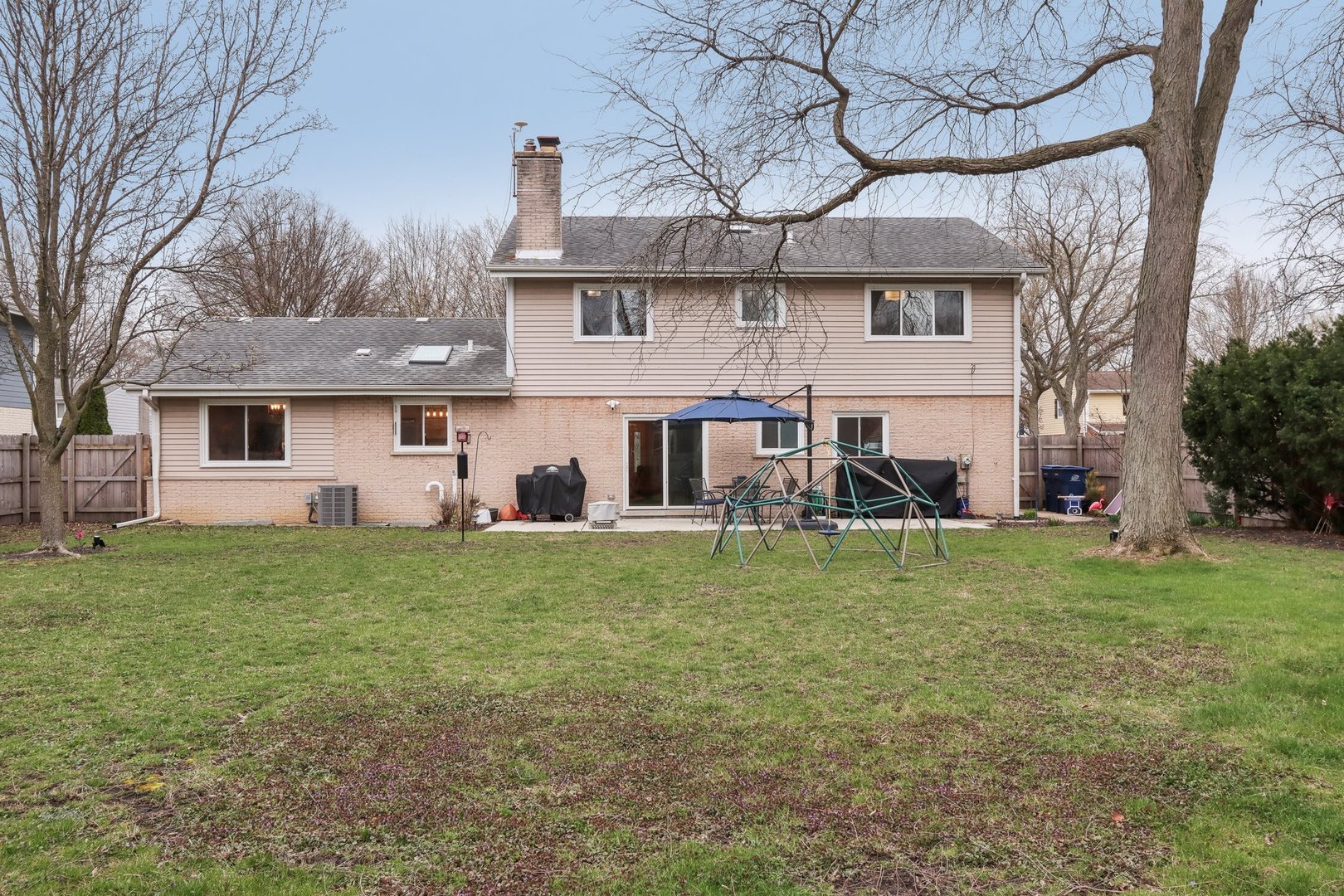 2542 Woodlawn Road Northbrook, IL 60062 - Photo 28 of 38 a view of a house with a backyard
