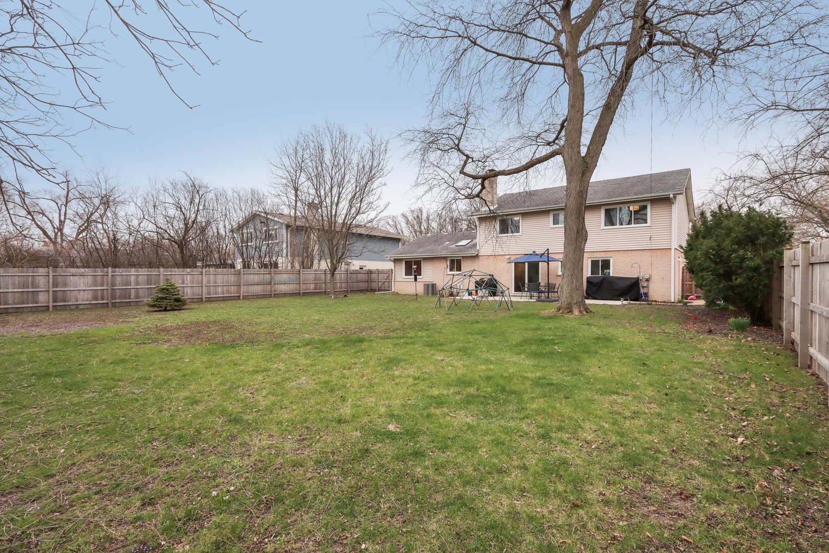 2542 Woodlawn Road Northbrook, IL 60062 - Photo 30 of 38 a house view with a garden space