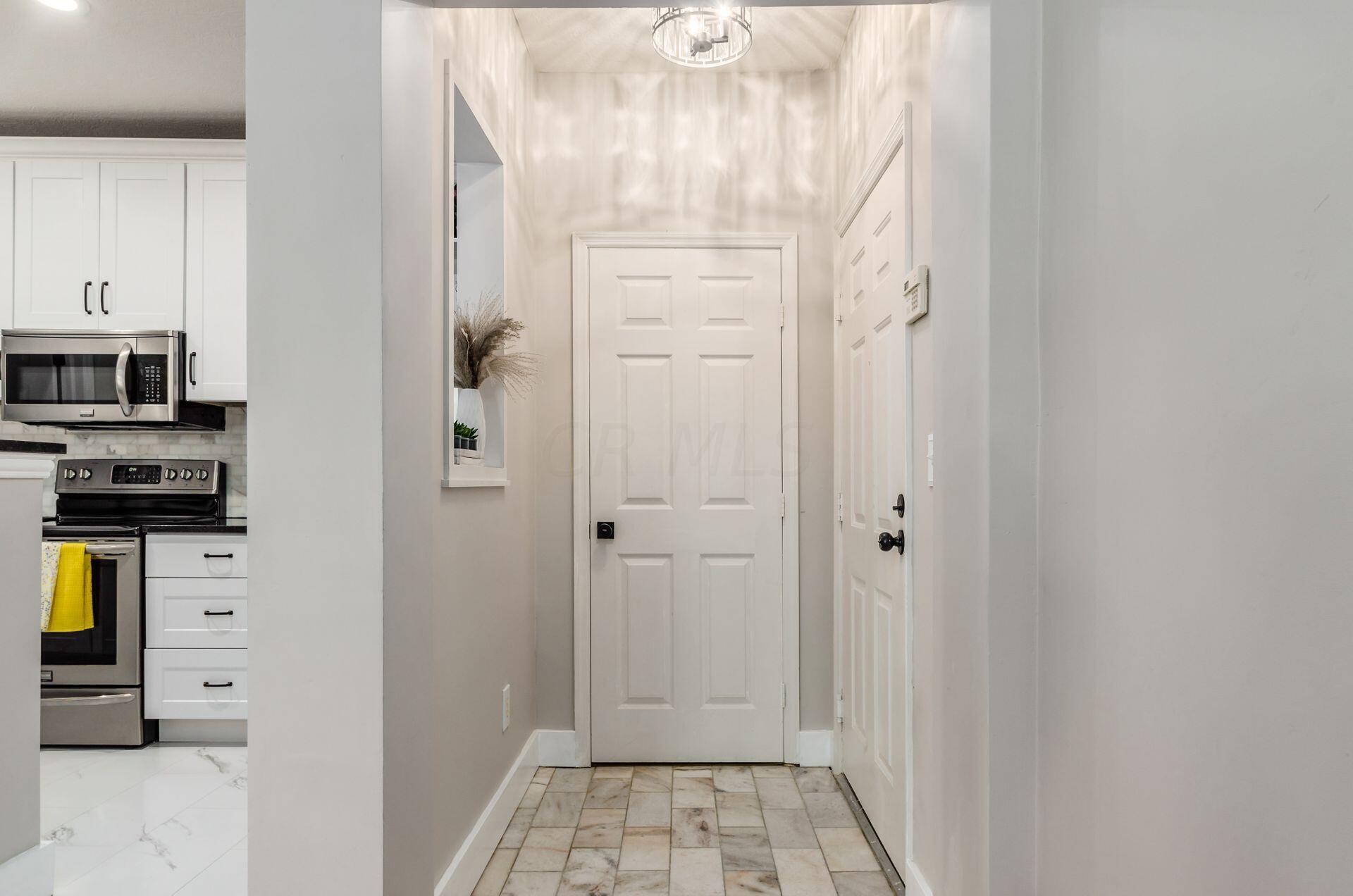 6016 Inishmore Lane Dublin, OH 43017 - Photo 6 of 53 Foyer