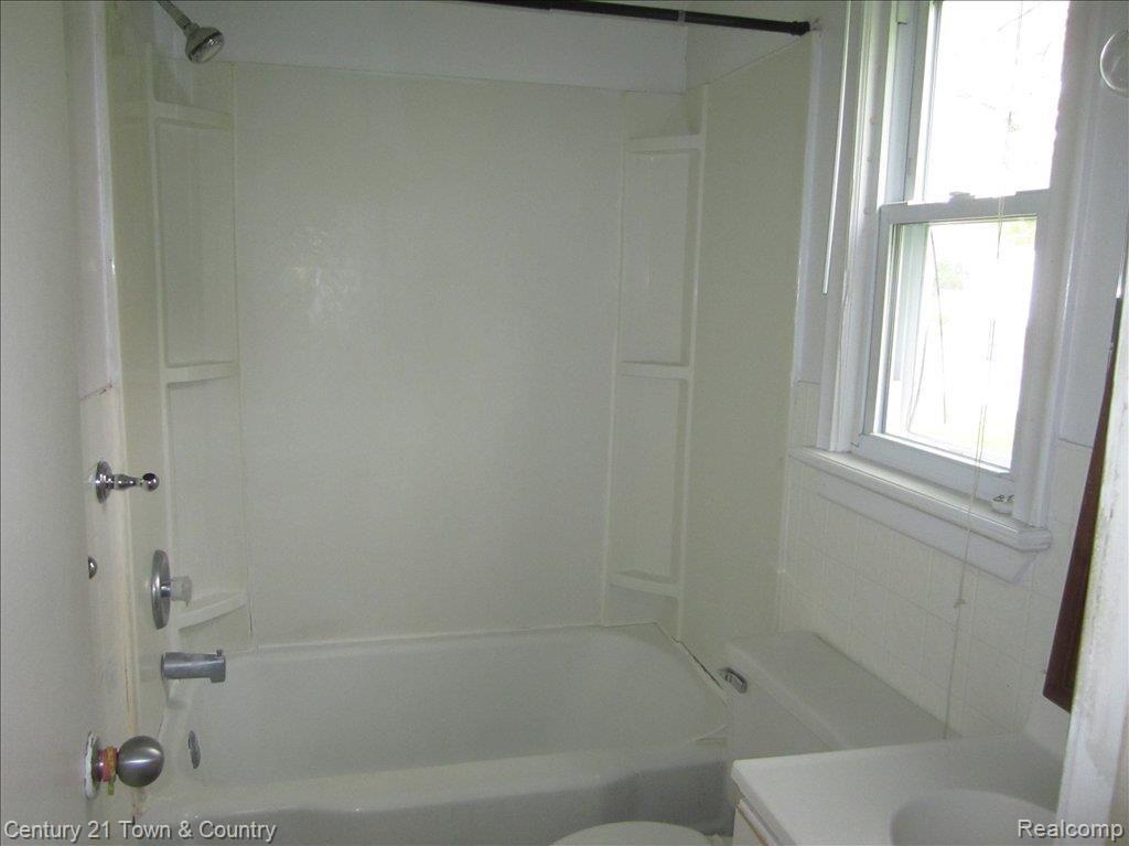 2957 Wisconsin Road Troy, MI 48083 - Photo 8 of 13 Bath