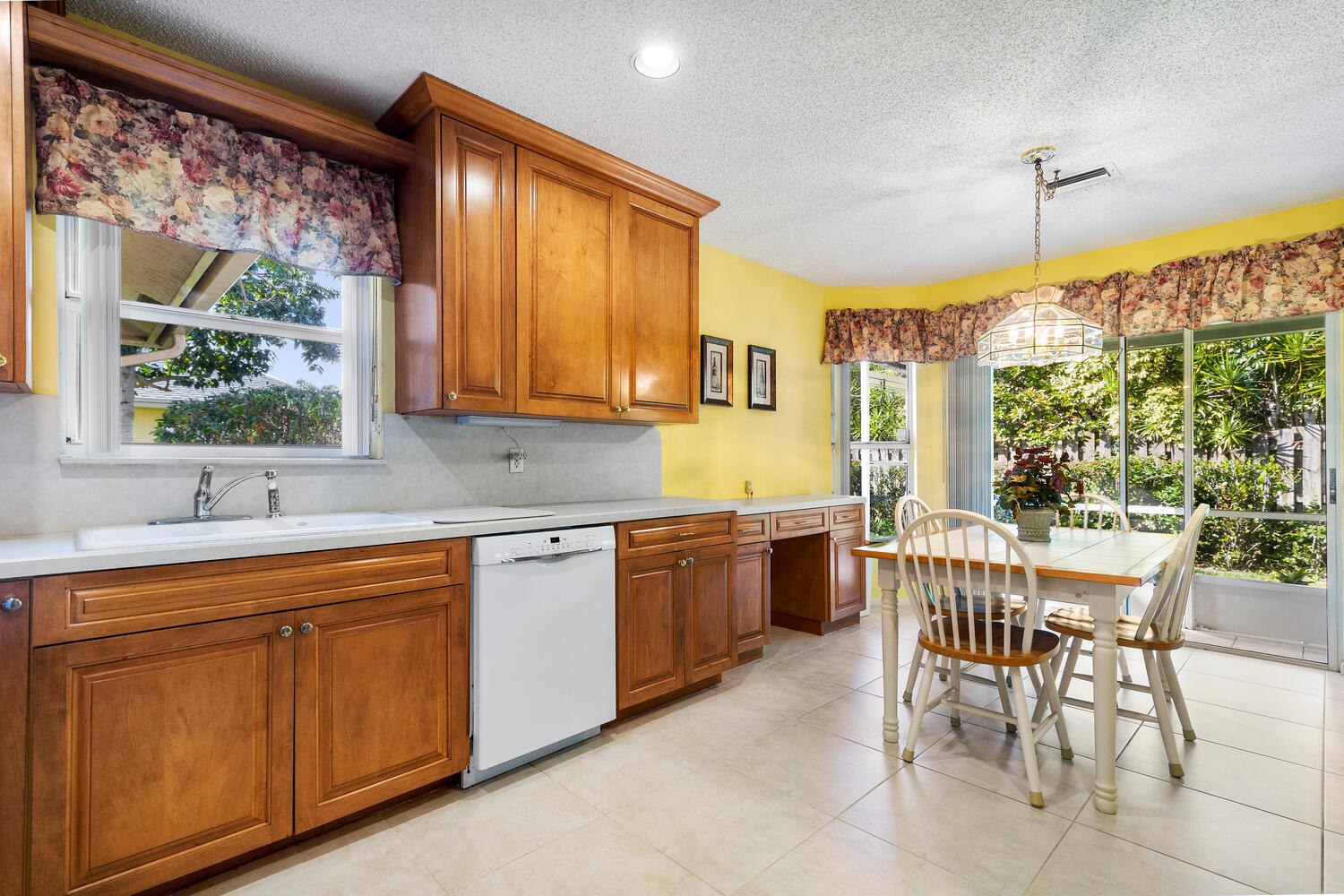 2477 Par Circle Delray Beach, FL 33445 - Photo 11 of 24 2477 Par Cir-large-009-009-Justin Lawren