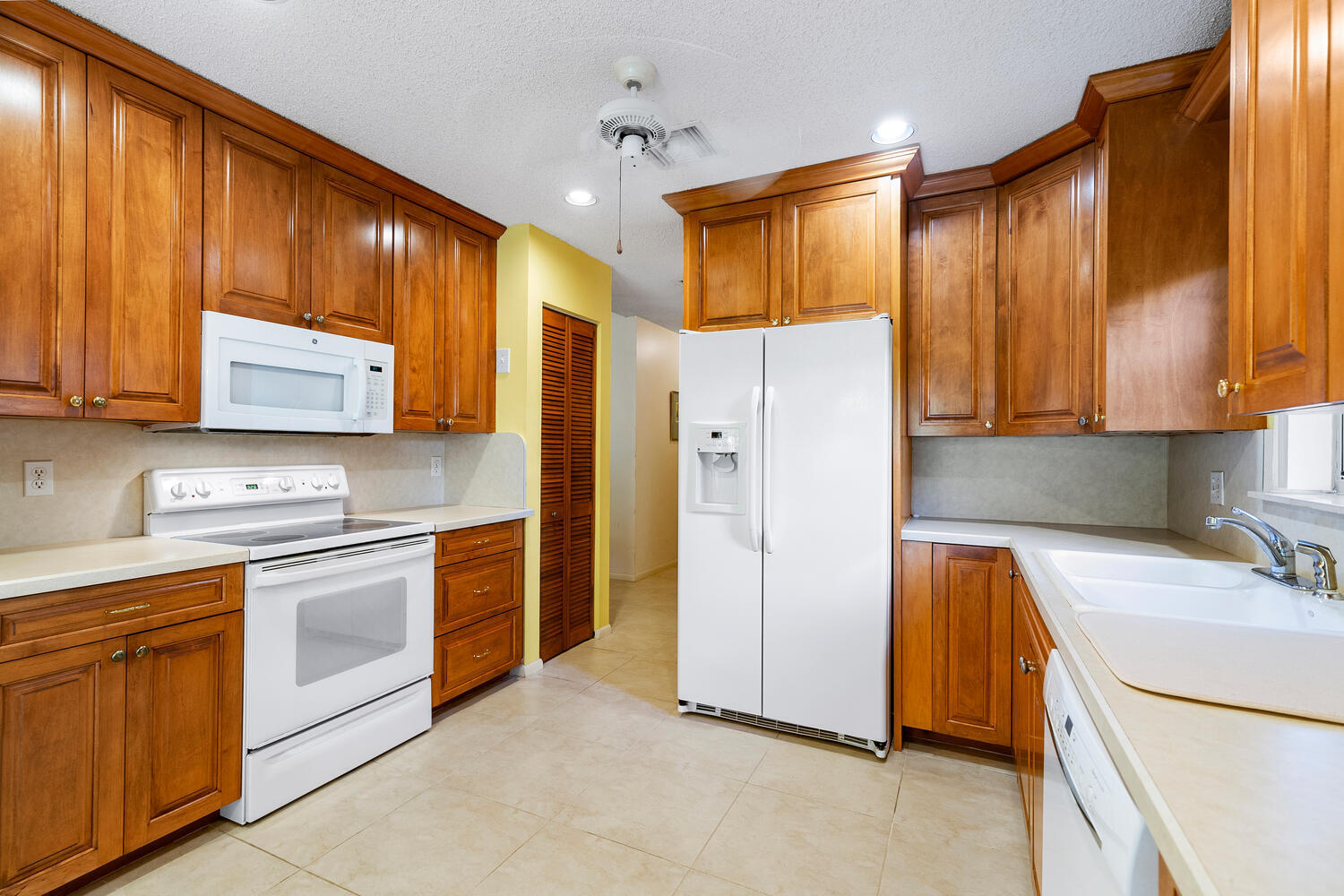 2477 Par Circle Delray Beach, FL 33445 - Photo 12 of 24 2477 Par Cir-large-011-011-Justin Lawren