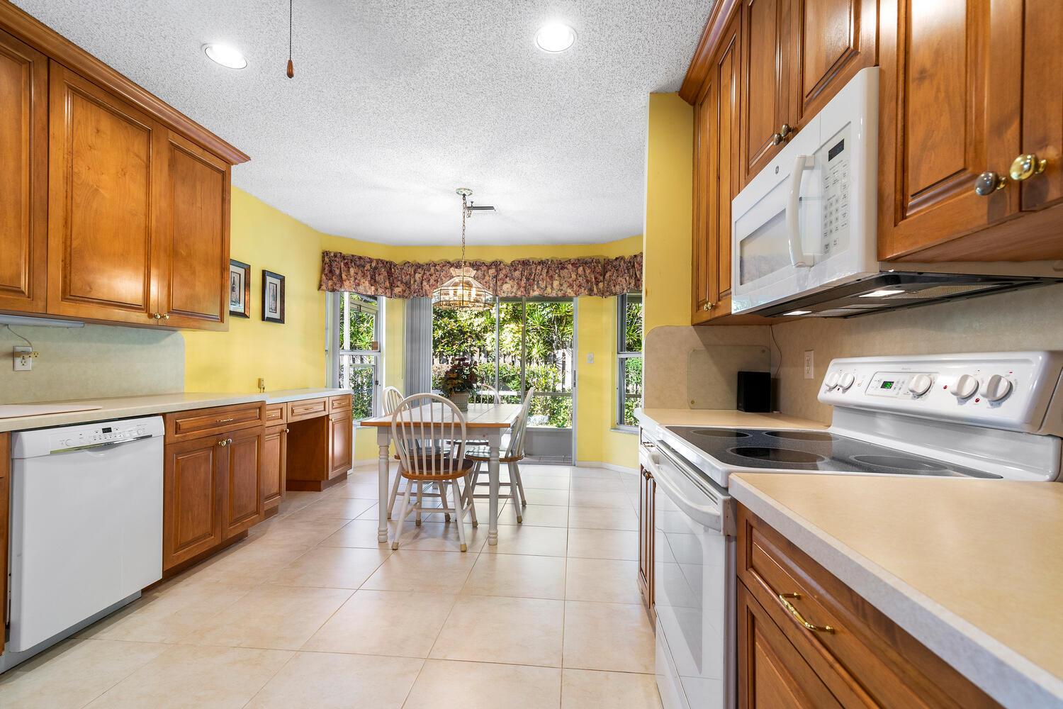 2477 Par Circle Delray Beach, FL 33445 - Photo 10 of 24 2477 Par Cir-large-008-008-Justin Lawren