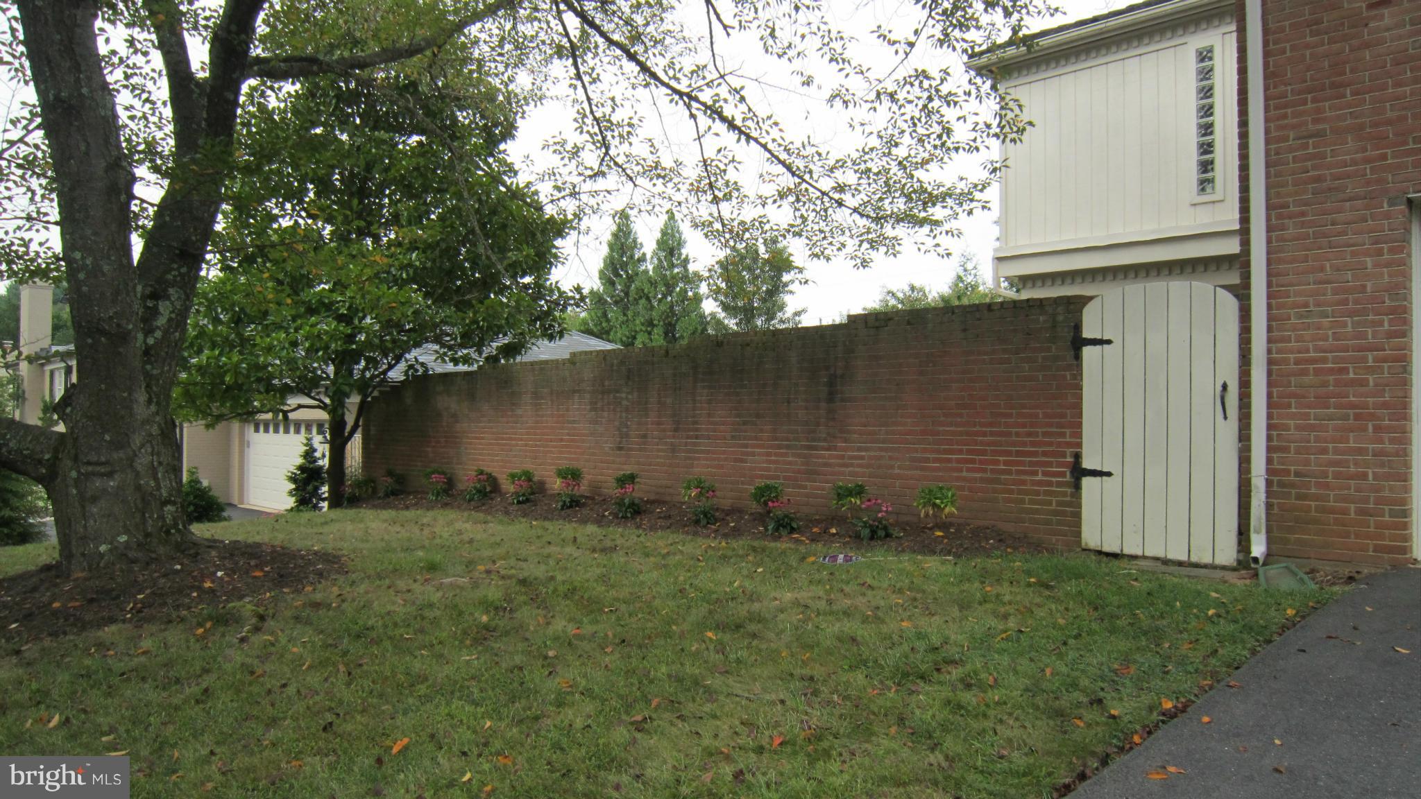 6209 Stoneham Lane McLean, VA 22101 - Photo 4 of 6 Exterior (General)