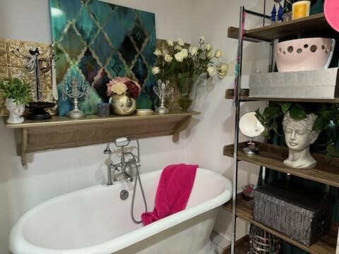 2702 Blue Creek Road La Vernia, TX 78121 - Photo 17 of 31 a bathroom with a bathtub and potted plant