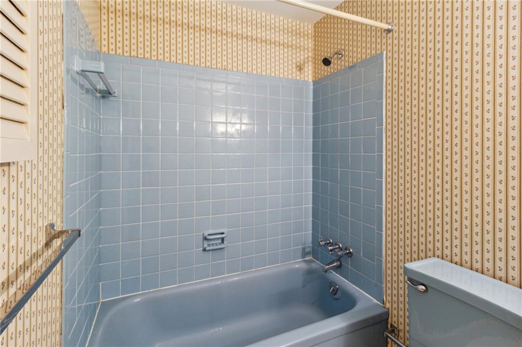 211 Wyngate Road Coraopolis, PA 15108 - Photo 23 of 31 a bathroom with a bathtub and shower