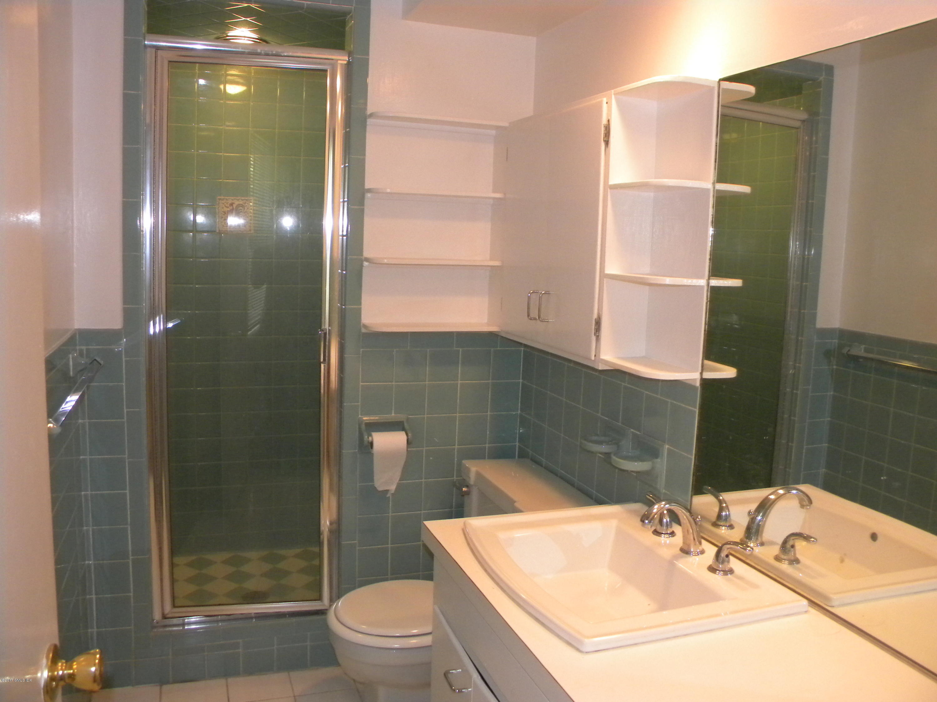 66 Arch Street Riverside, CT 06878 - Photo 12 of 15 Bthrm