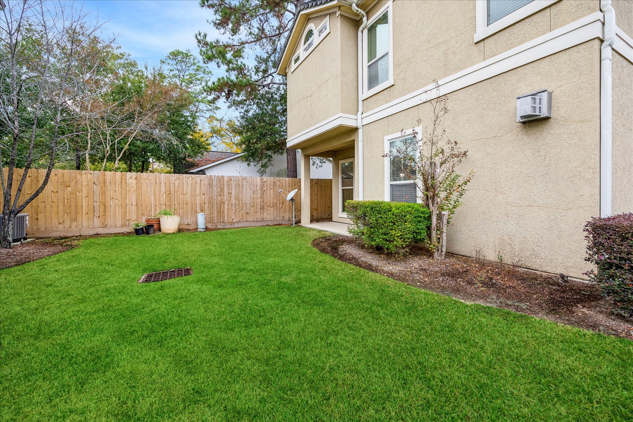 2 Schwab Lane Houston, TX 77055 - Photo 25 of 27 a view of a back yard of the house