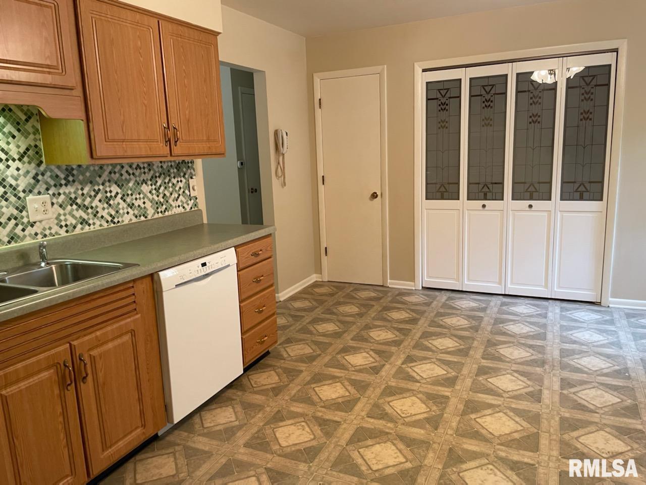 126 Dickinson Road Springfield, IL 62704 - Photo 8 of 20