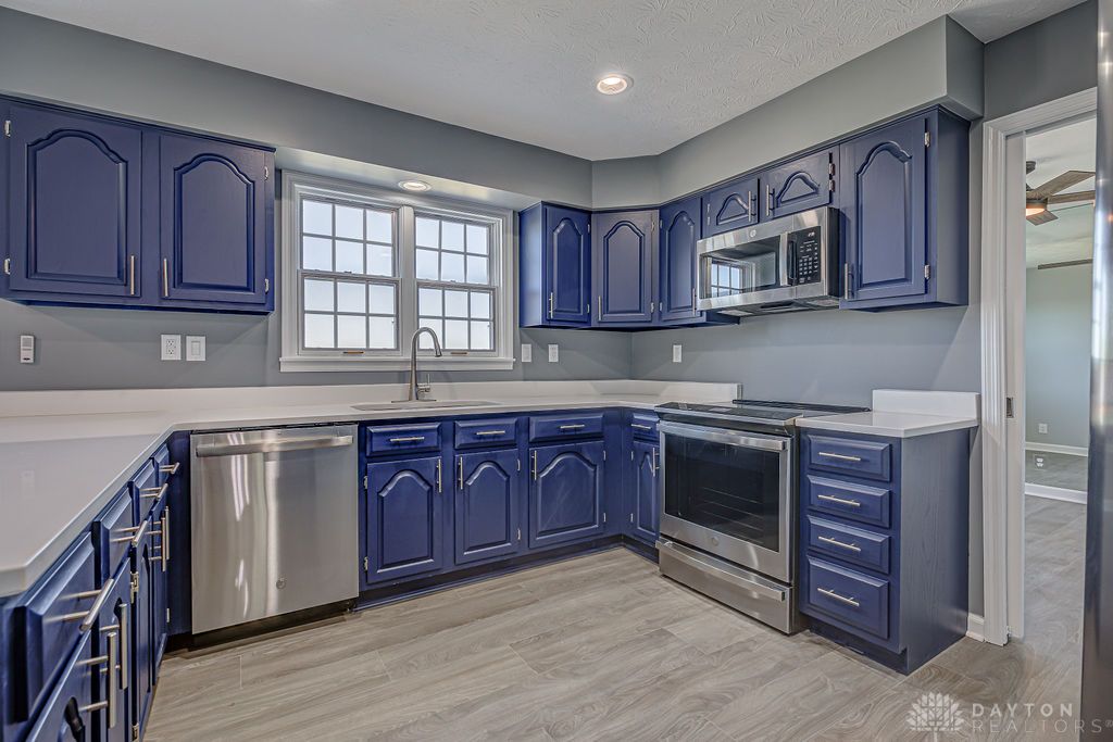 5740 Hendrickson Road Franklin, OH 45005 - Photo 11 of 51 Granite countertops and all new appliances.