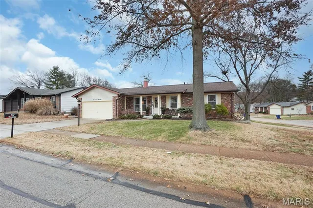 $325,000 | 1716 Dover Trace Drive, Fenton, MO 63026