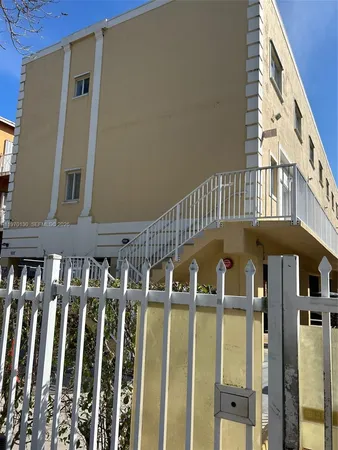 $1,750 | 928 Southwest 3rd Street, Unit 207, Miami, FL 33130