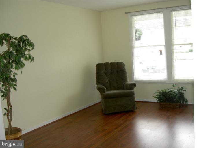 26 Morning Court Baltimore, MD 21237 - Photo 4 of 15 Living Room