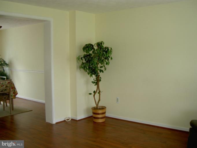26 Morning Court Baltimore, MD 21237 - Photo 6 of 15 Living Room