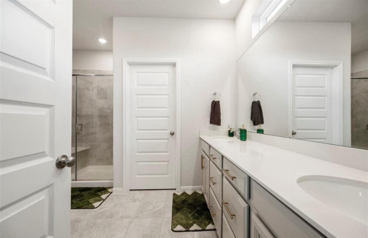 5527 Cuerta Street Houston, TX 77023 - Photo 12 of 17 Spa-like primary bathroom
