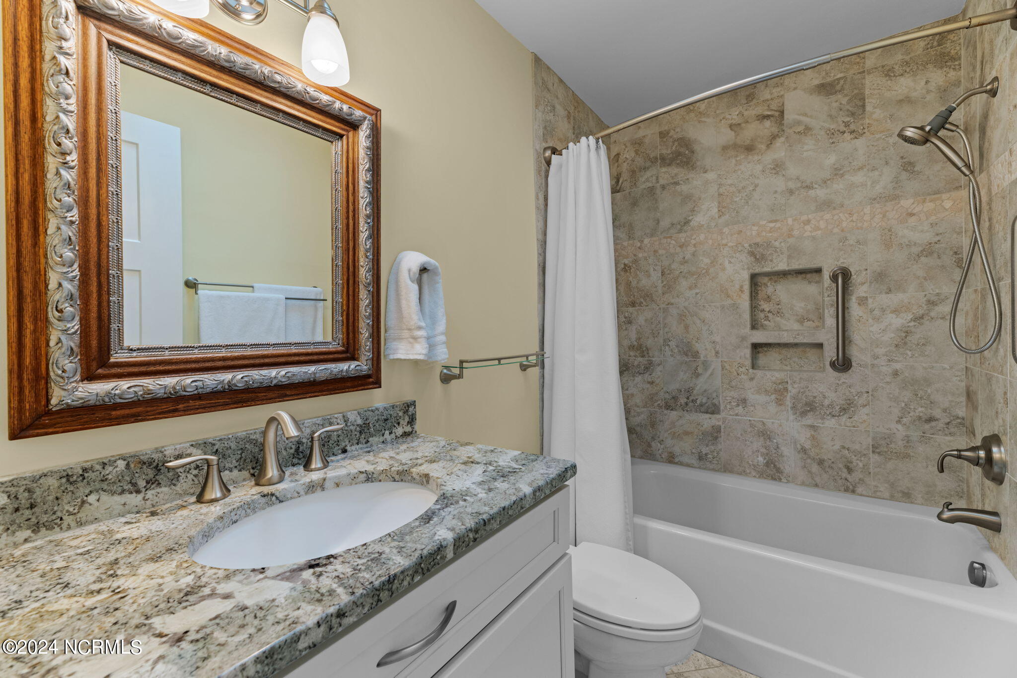813 Fork Point Road Oriental, NC 28571 - Photo 37 of 107 Guest bathroom