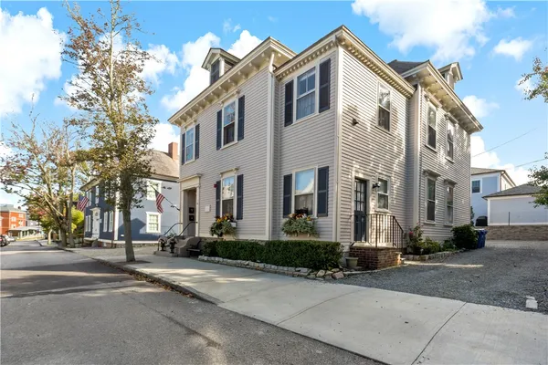 $2,200 | 32 School Street, Unit 4, Newport, RI 02840