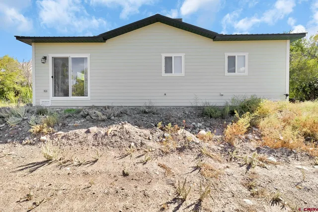 a view of a yard with a house