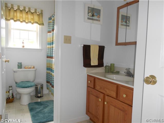 151 Sunset Ridge Drive Farmville, VA 23901 - Photo 8 of 12 a bathroom with a granite countertop toilet sink and mirror