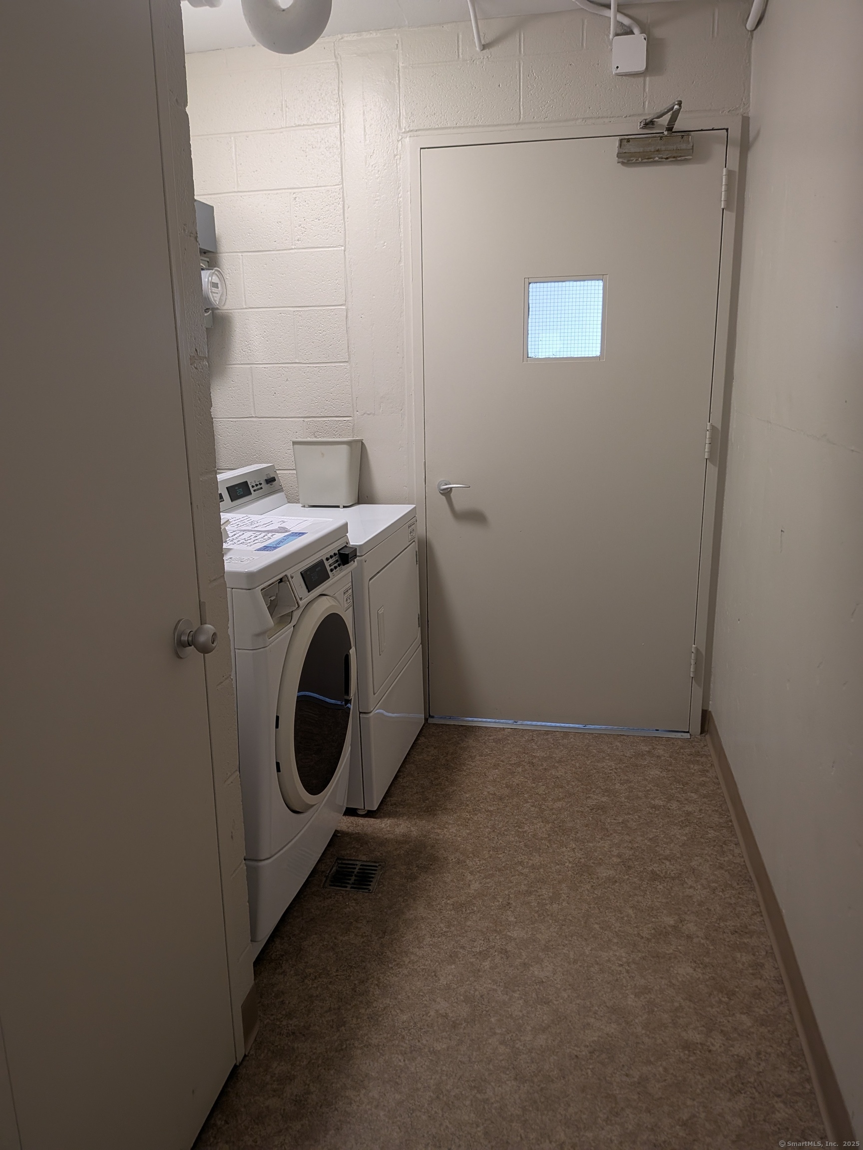 1 Gold Street, Unit 16F Hartford, CT 06103 - Photo 16 of 20 a utility room with dryer and washer
