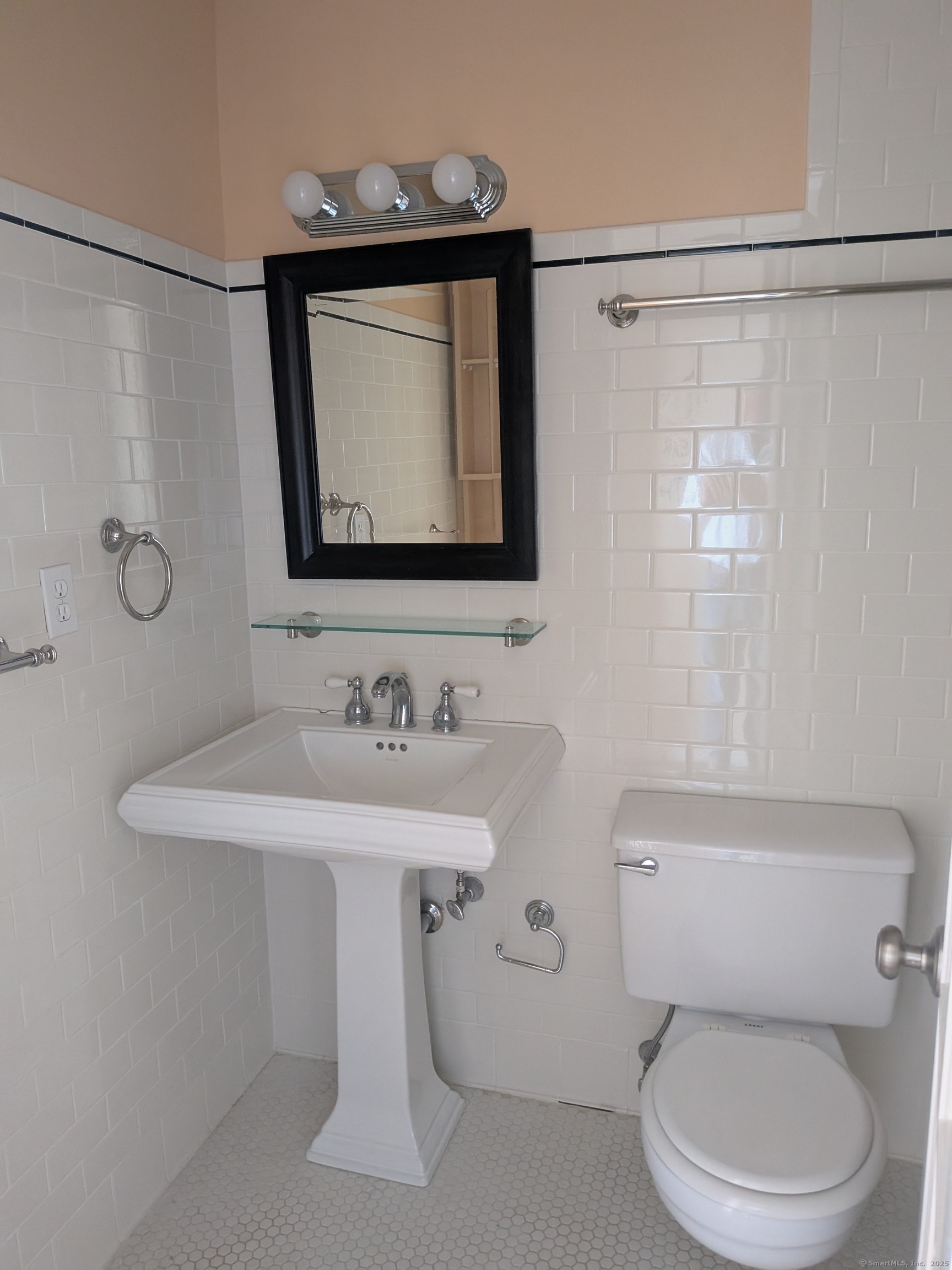 1 Gold Street, Unit 16F Hartford, CT 06103 - Photo 10 of 20 a bathroom with a toilet a sink and a mirror