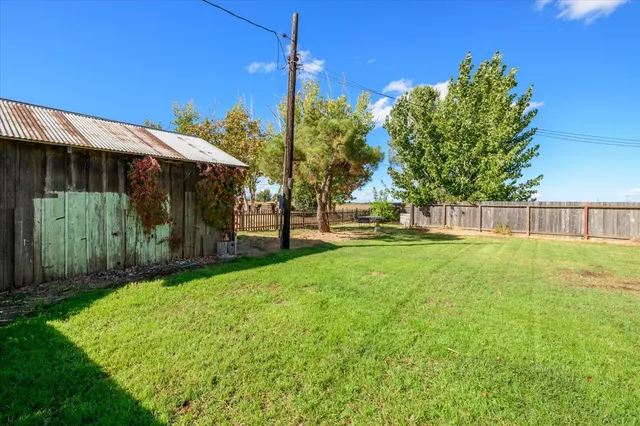 a view of a back yard