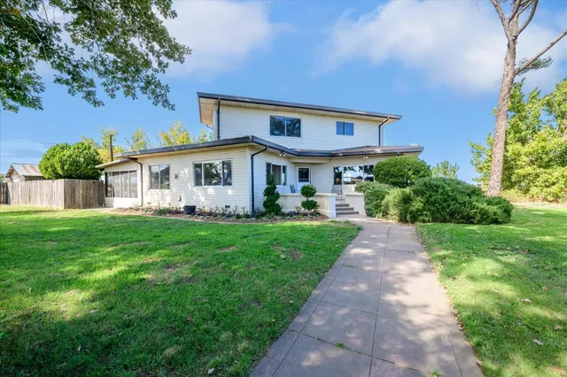 a view of a house with yard and plants