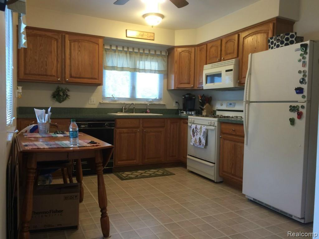 2315 Oakcrest Road Sterling Heights, MI 48310 - Photo 7 of 21 273.jpg