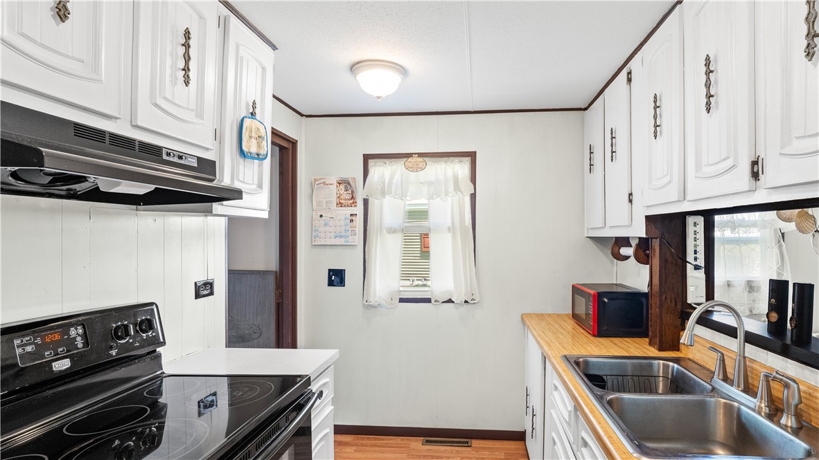 979 Toll Gate Road Warwick, RI 02886 - Photo 5 of 16