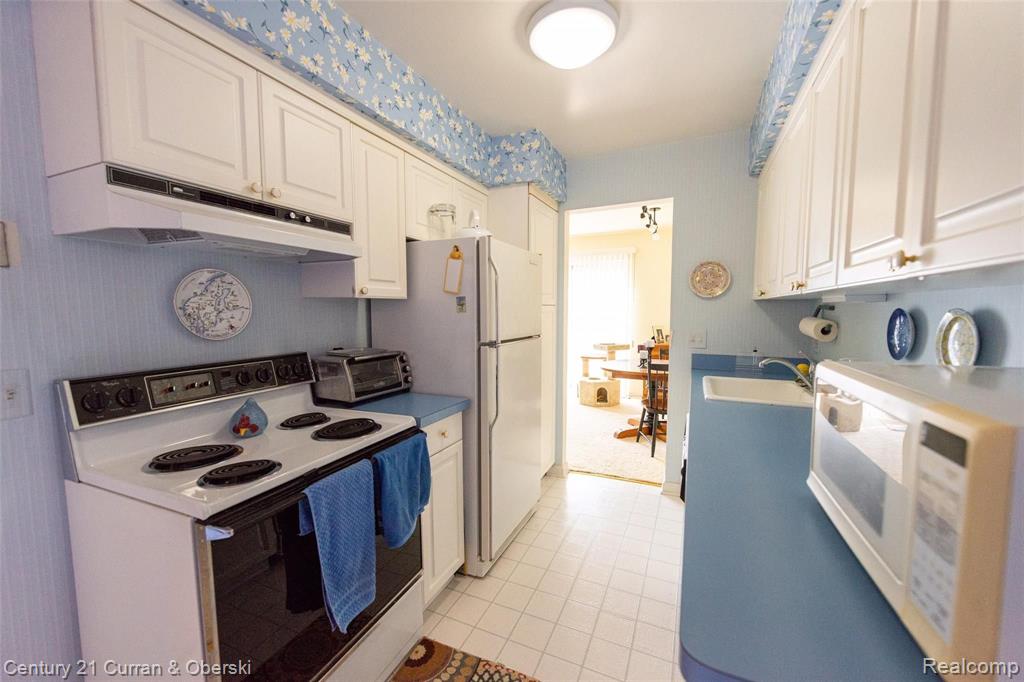 3453 Crooks Road, Unit 21 Royal Oak, MI 48073 - Photo 4 of 24