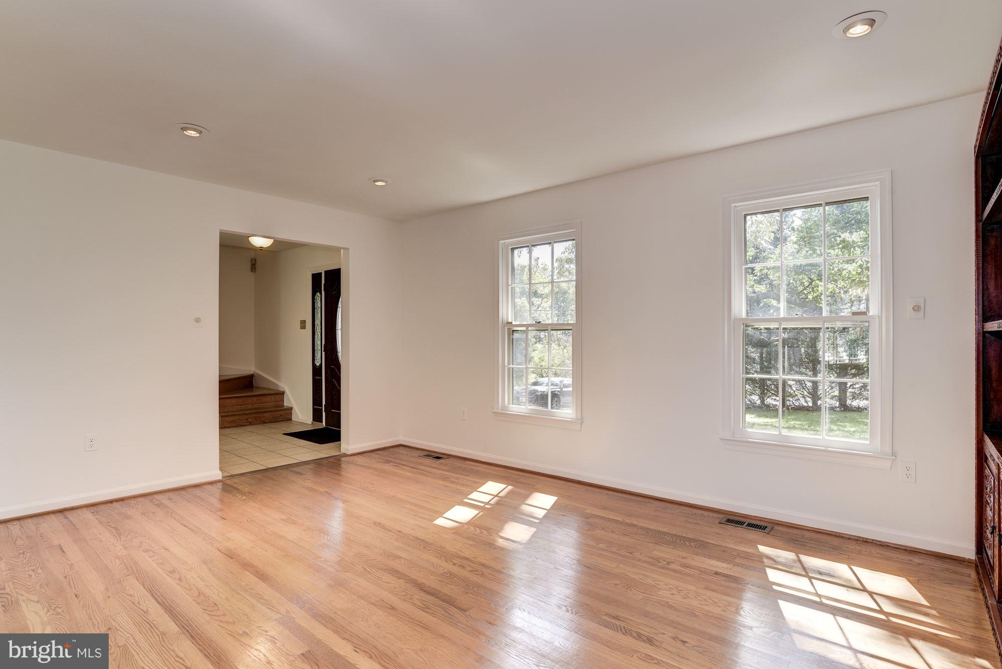 9825 Old Georgetown Road Bethesda, MD 20814 - Photo 5 of 27 Living Room