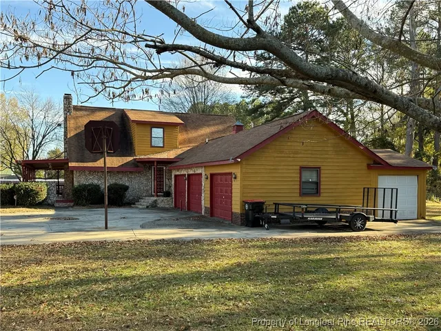 a view of a house with a yard