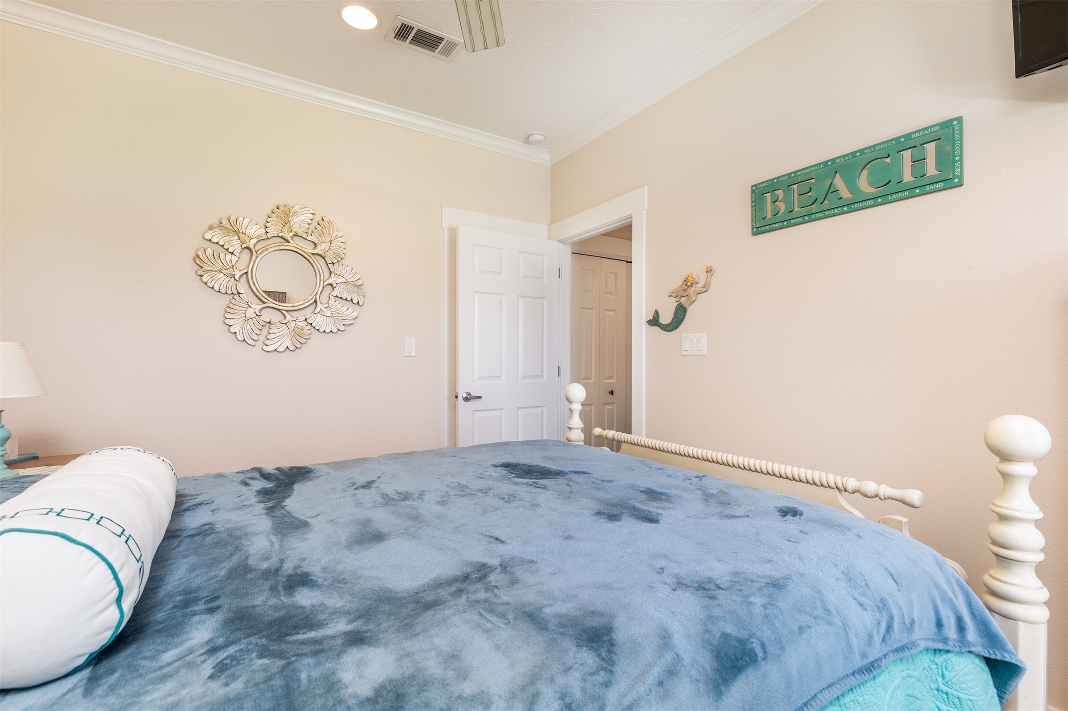 2383 Sandpiper Crystal Beach, TX 77650 - Photo 19 of 39 Another view of the third bedroom.