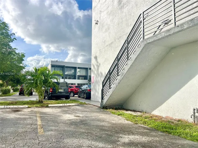 $1,850 | 1305 West 46th Street, Unit 121, Hialeah, FL 33012