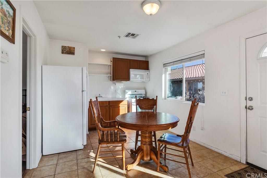 62401 Sunflower Road Joshua Tree, CA 92252 - Photo 33 of 75 a view of a dining room with furniture and a potted plant