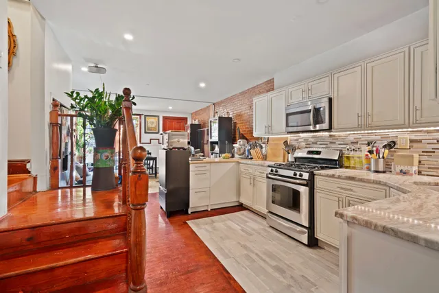 a picture of a black and white photo