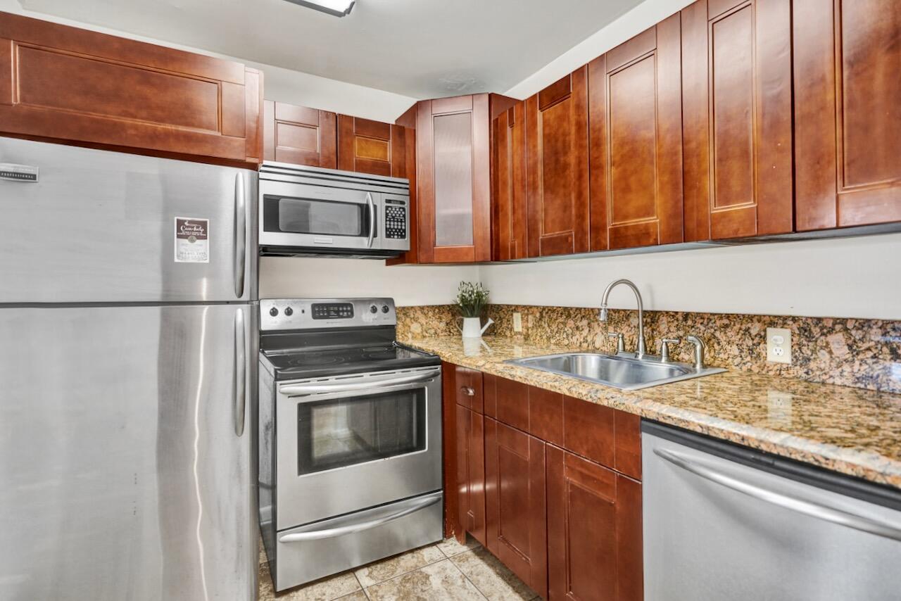 189 Brighton East Boca Raton, FL 33434 - Photo 19 of 32 189 Brighton E - 16