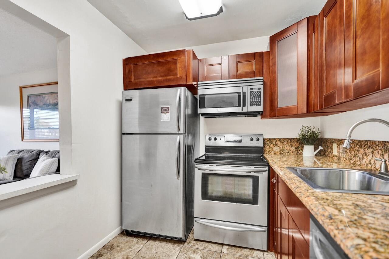 189 Brighton East Boca Raton, FL 33434 - Photo 21 of 32 189 Brighton E - 19