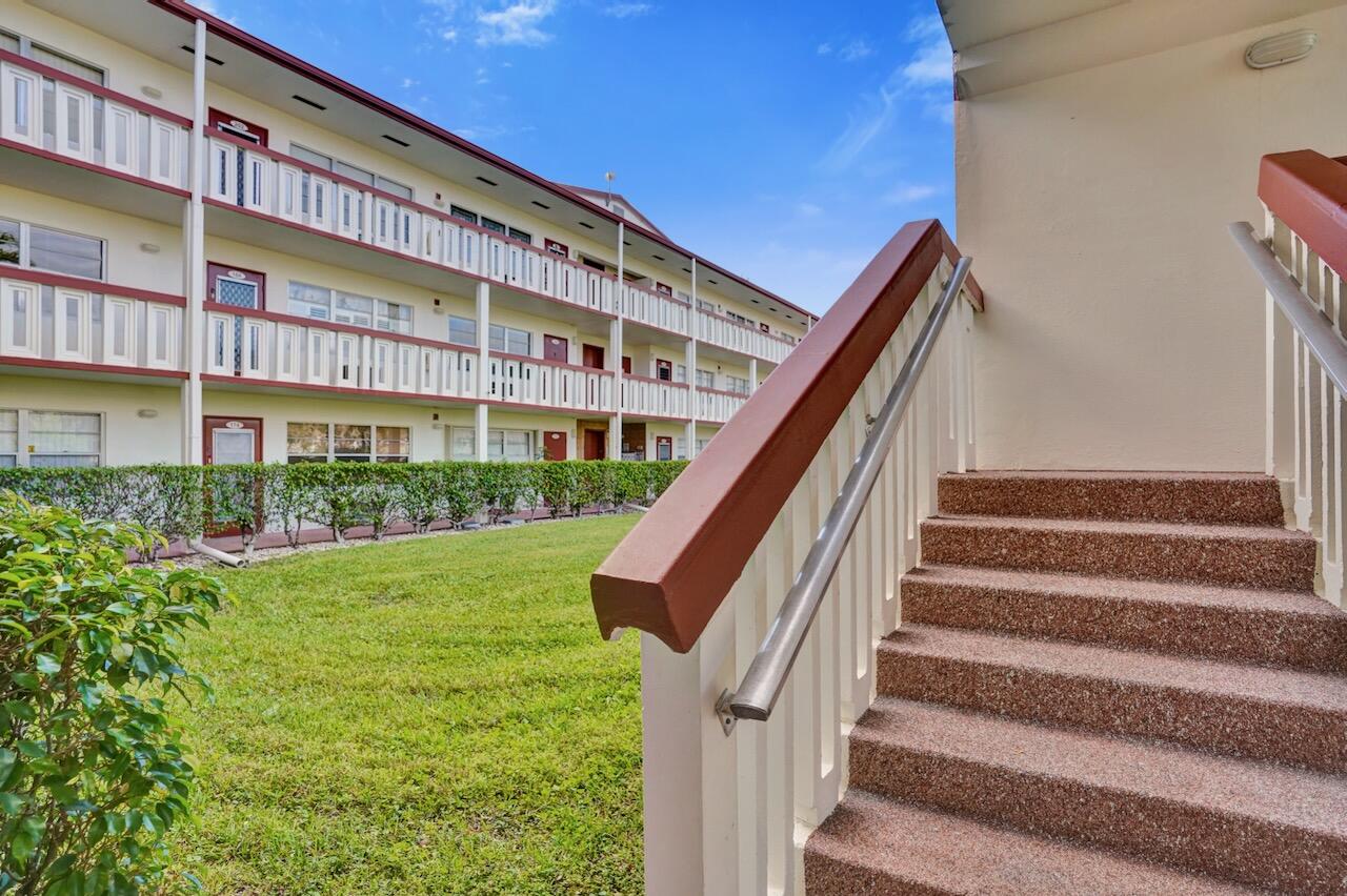 189 Brighton East Boca Raton, FL 33434 - Photo 4 of 32 189 Brighton E - 4