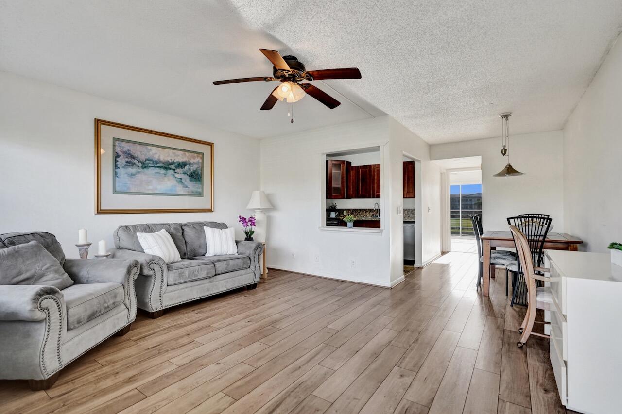 189 Brighton East Boca Raton, FL 33434 - Photo 6 of 32 189 Brighton E - 7