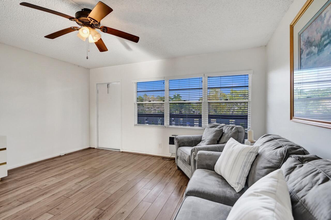 189 Brighton East Boca Raton, FL 33434 - Photo 10 of 32 189 Brighton E - 11