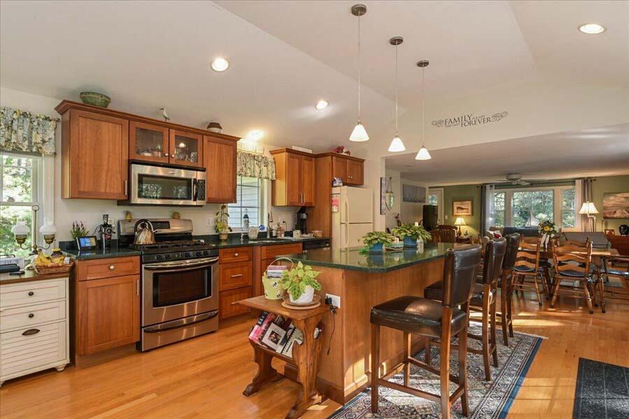 529 Santuit Road Cotuit, MA 02635 - Photo 12 of 33 20211107031120153183000000-o