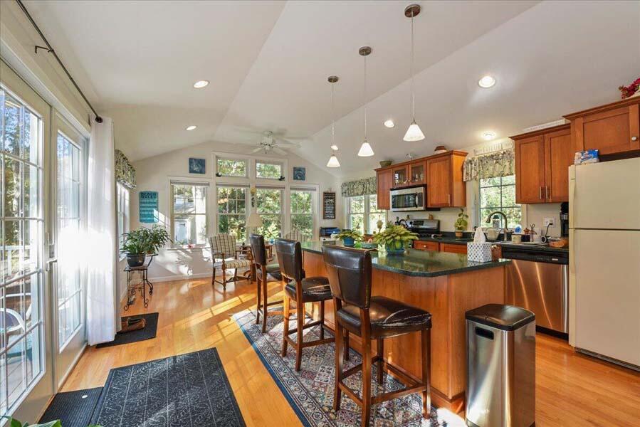529 Santuit Road Cotuit, MA 02635 - Photo 10 of 33 20211107031117067214000000-o