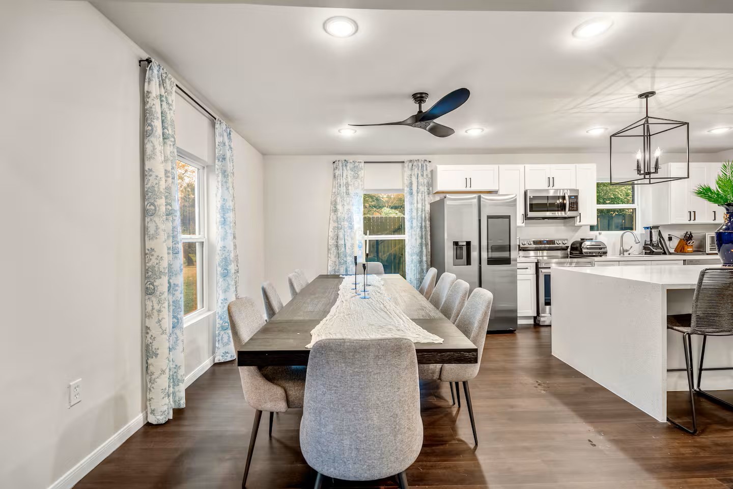 3741 Charleston Street Houston, TX 77021 - Photo 9 of 37 Dining area with a large table that seats 10.