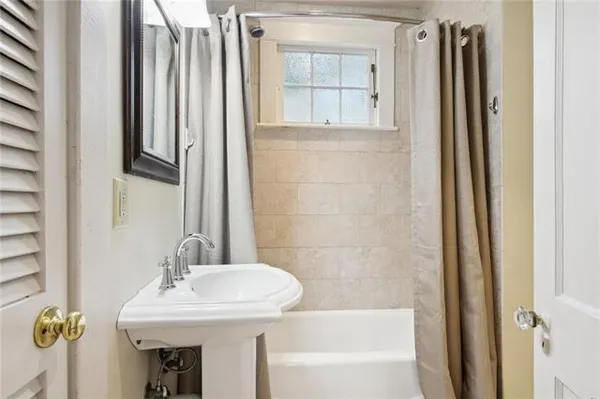 $2,100 | 6320 Fontainebleau Drive, New Orleans, LA 70125