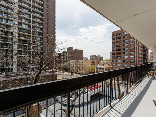 5901 North Sheridan Road, Unit 6G Chicago, IL 60660 - Photo 20 of 24 a view of city from a balcony