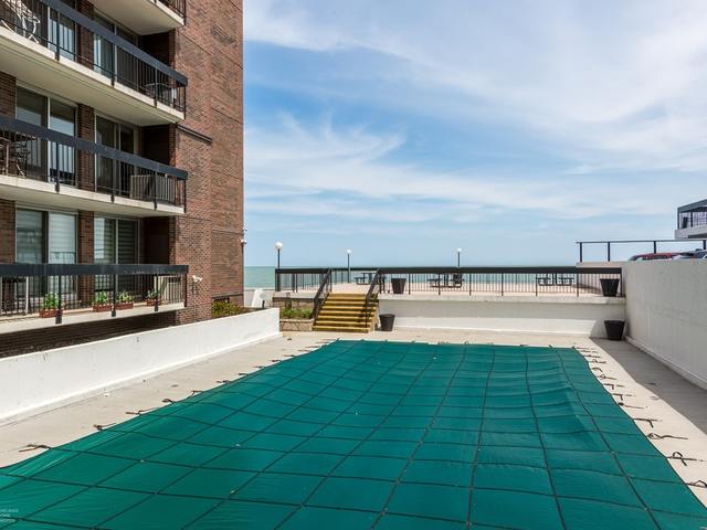 5901 North Sheridan Road, Unit 6G Chicago, IL 60660 - Photo 21 of 24 a swimming pool with outdoor seating and yard